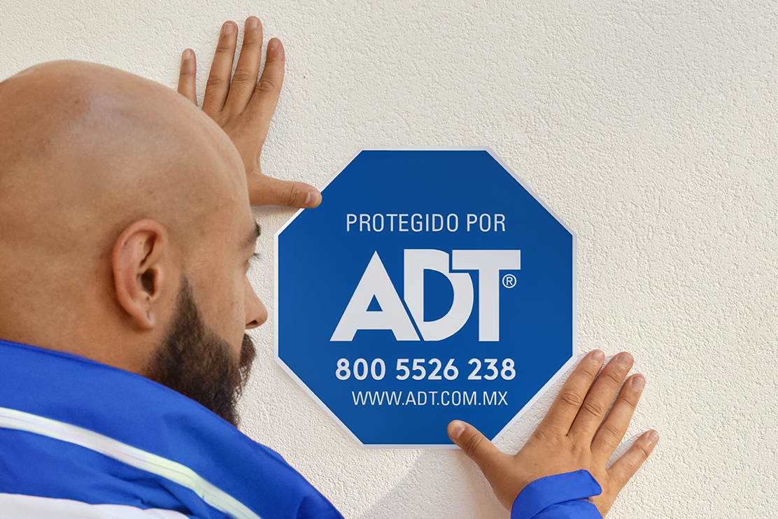 Placa ADT Tecnico ADT con placa